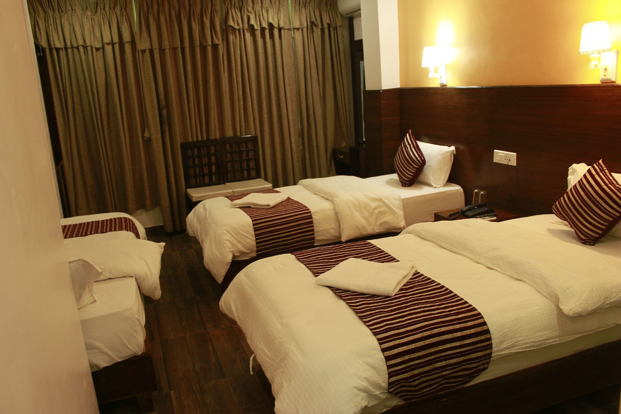 Hotel Lakeside Pokhara Esterno foto